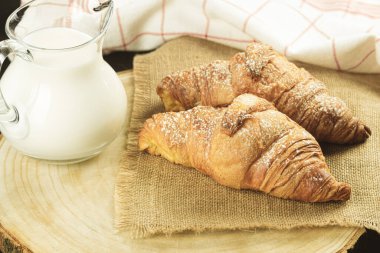 Kahvaltıda kruvasan. Taze kruvasanla nefis bir kahvaltı. Uzayı kopyala Metin için yer