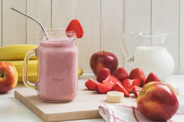 Lezzetli ve sağlıklı bir kahvaltı, taze meyveli milkshake. Çilekli milkshake. Uzayı kopyala Meyveli protein karışımı.