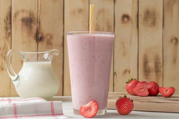 美味而健康的早餐 奶昔与新鲜水果 草莓奶昔 复制空间 蛋白质摇动与水果 — 图库照片