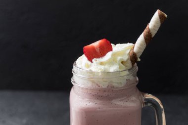 Lezzetli ve sağlıklı bir kahvaltı, taze meyveli milkshake. Çilekli milkshake. Uzayı kopyala Meyveli protein karışımı.