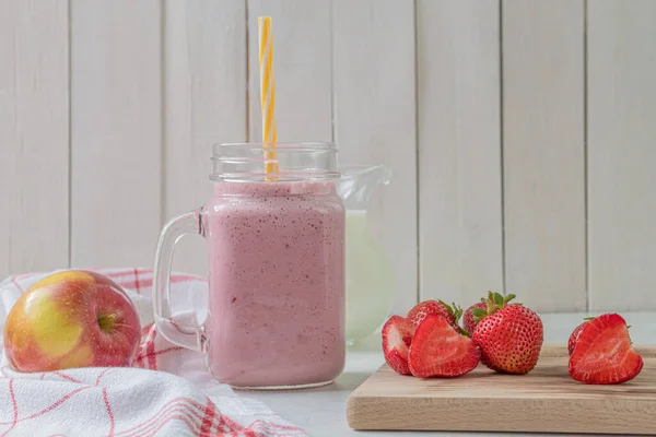 Frischer Milchshake Mit Erdbeeren Ein Glas Frischen Erdbeer Milchshake Frisches — Stockfoto