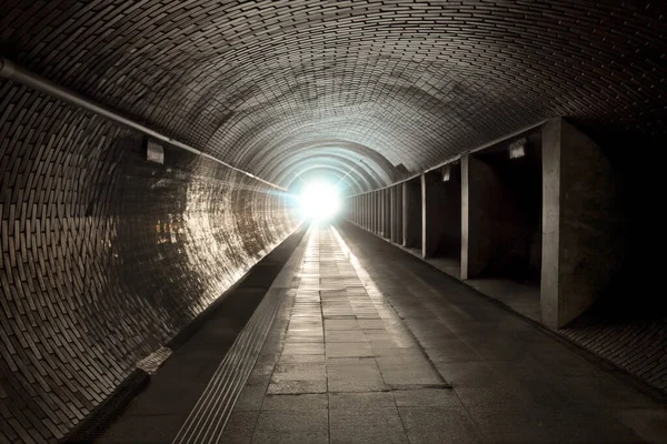 隧道尽头明亮的光芒 是一种宗教现象 技术隧道 由混凝土悬臂制成的人行横道 隧道的尽头被阳光照亮了 — 图库照片