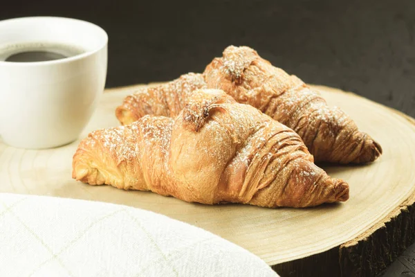 Croissants Para Desayuno Delicioso Desayuno Con Cruasanes Frescos Copiar Espacio — Foto de Stock
