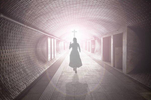 Яркий свет в туннеле. Человек идет навстречу свету в конце туннеля. Силуэт человека в туннеле метро. Свет в конце туннеля