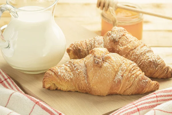 Croissants Para Desayuno Delicioso Desayuno Con Cruasanes Frescos Copiar Espacio — Foto de Stock