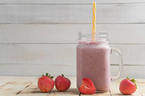 Lezzetli Sağlıklı Bir Kahvaltı Taze Meyveli Milkshake Çilekli Milkshake Uzayı — Stok fotoğraf