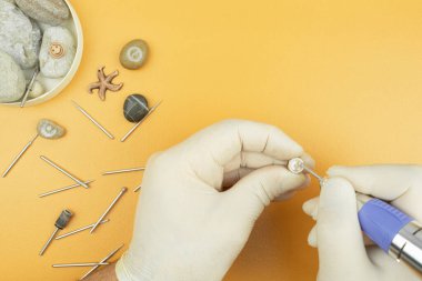 Taş işleme süreci, el yapımı ürünler, hatıra ürünlerinin üretim süreci. Uzayı kopyala Sanat eserleri ile yaratıcı atölye
