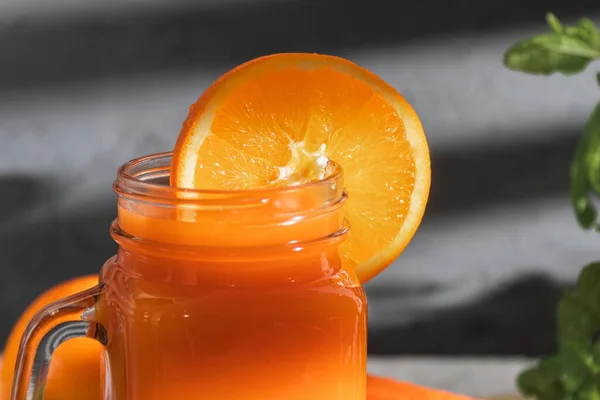 Świeży Sok Pomarańczowy Szklance Słomką Wiejskie Pochodzenie Sok Cytrusowy — Zdjęcie stockowe