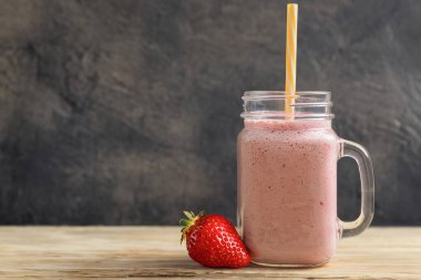Taze çileklerden meyve püresi, koyu arkaplan. Uzayı kopyala Çilekli smoothie.