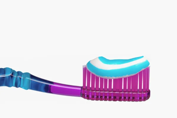 牙膏在牙龈上 牙膏挤压在牙刷上 健康的生活方式理念 复制空间 — 图库照片