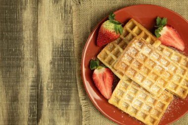 Belçika usulü, böğürtlenli, çilekli waffle. Böğürtlenli waffle.