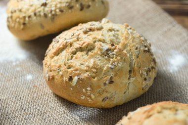 Taze ekmek, yakın plan. Masada taze pişmiş ekmek. Lezzetli ev yapımı ekmek. Boşluğu kopyala