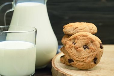 Ev yapımı çikolatalı kurabiyeler, kurabiyeler ve bir sürahi süt. Ev yapımı kurabiyeler, pişirme. Boşluğu kopyala