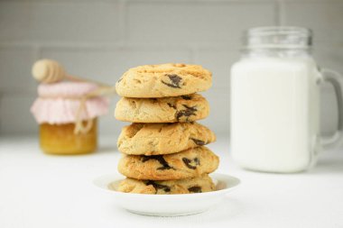 Ev yapımı çikolatalı kurabiyeler, kurabiyeler ve bir sürahi süt. Ev yapımı kurabiyeler, pişirme. Boşluğu kopyala