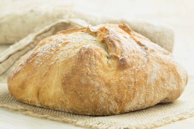 Taze ekmek, yakın plan. Masada taze pişmiş ekmek. Lezzetli ev yapımı ekmek. Boşluğu kopyala