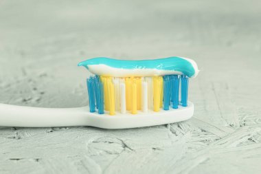 Diş macunu, diş yanağında. Diş macunu diş fırçasına yapışmış, sağlıklı yaşam tarzı konsepti. Boşluğu kopyala.