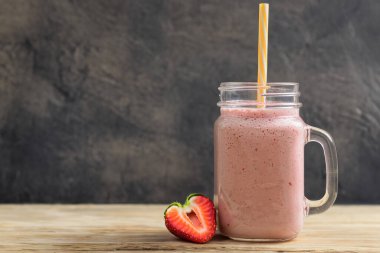 Taze çileklerden meyve püresi, koyu arkaplan. Uzayı kopyala Çilekli smoothie.