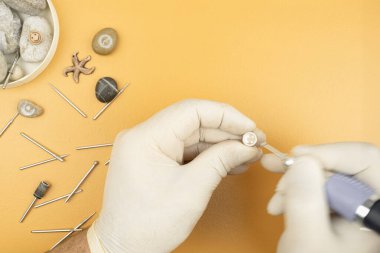 Taş işleme süreci, el yapımı ürünler, hatıra ürünlerinin üretim süreci. Uzayı kopyala Sanat eserleri ile yaratıcı atölye