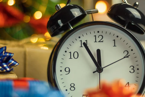 目覚まし時計は 5分で12時 新年になることを示しています 5分から12分 大晦日 クローズアップ コピースペースを備えた新年の背景 — ストック写真