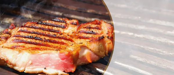 Auf Dem Grillrost Wird Ein Leckeres Steak Zubereitet Gegrilltes Rinderfilet — Stockfoto