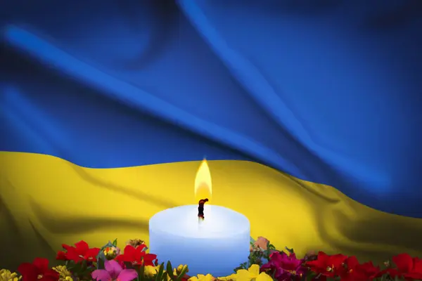 Свеча Горит Фоне Флага Украины Памятник Погибшим Украинским Солдатам Жертвам — стоковое фото