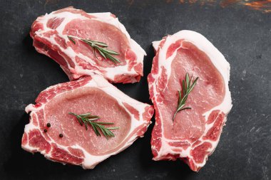 Masada taze domuz eti var. Çiğ domuz eti dilimleri pişmeye hazır. Boşluğu kopyala