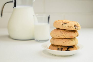 Ev yapımı çikolatalı kurabiyeler, kurabiyeler ve bir sürahi süt. Ev yapımı kurabiyeler, pişirme. Boşluğu kopyala