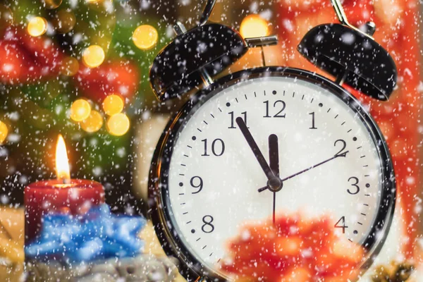 Çalar Saat Beş Dakika Içinde Yeni Yılda Saat Gösterecektir Beş Telifsiz Stok Imajlar