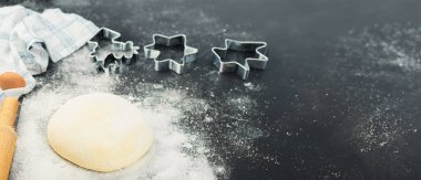 Masada taze yapılmış hamur. Pişirmek için bir top hamur. Kopyalama alanı olan arkaplan