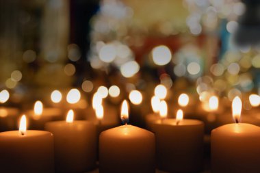 Karanlık bir arka planda bir mum yanar. Karanlıkta büyümüş bir mum görüntüsü. Yas ve kederi sembolize eder. Kopyalama alanı olan arkaplan