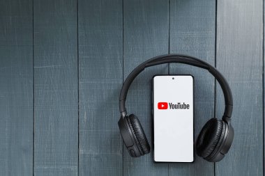 Varşova, Polonya - Mart 2024: Akıllı telefon ve kablosuz kulaklıklar. Kulaklıklı telefon. Boşluğu kopyala.