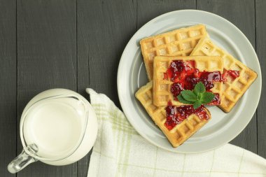 Reçelli Belçika waffle 'ı. Ev yapımı waffle. Boşluğu kopyala