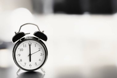 Hafif bir arka planda saat, çalar saat. Bir retro nöbette altı saat. Yakın plan, kopyalama alanı