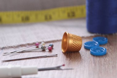 İğne ipliği, yan görüş. Uzayı kopyala Yaratıcılar için arka plan. Dikiş dikişleri. Yan görünüm, yakın görünüm, seçici odak
