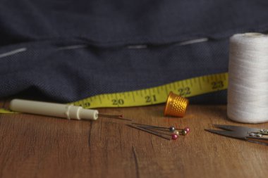 İğne ipliği, yan görüş. Uzayı kopyala Yaratıcılar için arka plan. Dikiş dikişleri. Yan görünüm, yakın görünüm, seçici odak