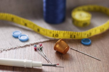 İğne ipliği, yan görüş. Uzayı kopyala Yaratıcılar için arka plan. Dikiş dikişleri. Yan görünüm, yakın görünüm, seçici odak