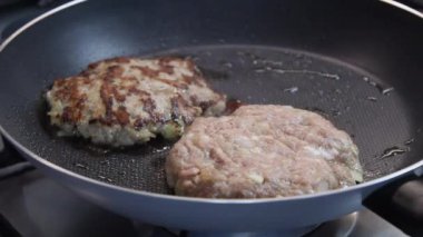 Kızartma tavasında şnitzel. Kızartma tavasında kıymalı pirzola. Yakın plan.