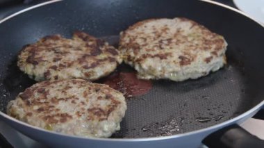 Kızartma tavasında şnitzel. Kızartma tavasında kıymalı pirzola. Yakın plan.