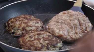 Kızartma tavasında şnitzel. Kızartma tavasında kıymalı pirzola. Yakın plan.