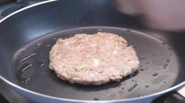 Kızartma tavasında şnitzel. Kızartma tavasında kıymalı pirzola. Yakın plan.