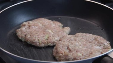 Kızartma tavasında şnitzel. Kızartma tavasında kıymalı pirzola. Yakın plan.