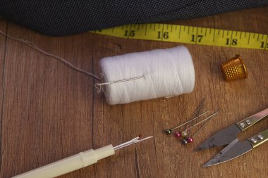 Terzinin iş yeri, aletler, iplikler, yaratıcı fotoğraf, kopyalama alanı.