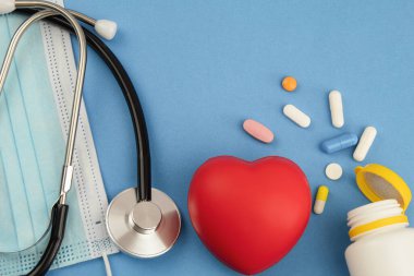 Tıbbi geçmiş, kalp ve steteskop. Boşluğu kopyala.