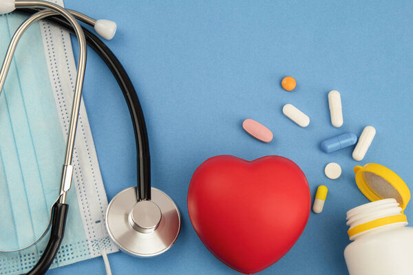 Медицинское образование, сердце и стетоскоп. Копирование пространства.