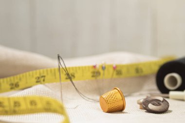 İplik, metre, dikiş dikmek için yüksük. Yakın plan. Dikiş seti. Boşluğu kopyala