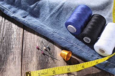 İplik, metre, dikiş dikmek için yüksük. Yakın plan. Dikiş seti. Boşluğu kopyala