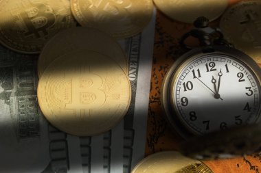 Bitcoin altın madeni para, yakın plan. Bitcoin fotoğrafı. Uzayı kopyala Para ve zaman kavramı