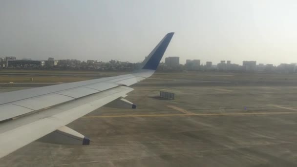 Passenger Plane Prepares Take Runway Chhatrapati Shivaji International Airport Mumbai — стоковое видео