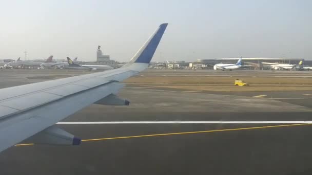 Passenger Plane Prepares Take Runway Chhatrapati Shivaji International Airport Mumbai — стоковое видео