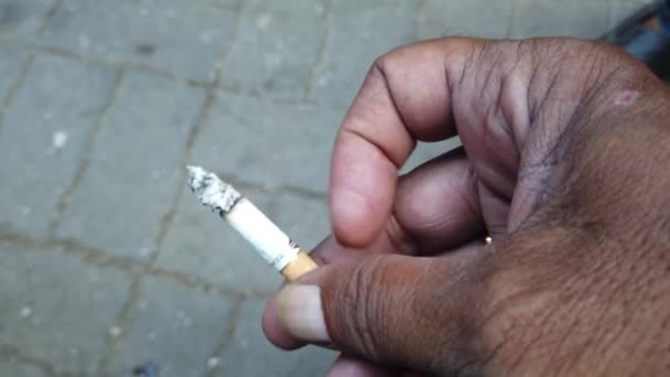 Close Male Hand Holding Cigarette Street Mumbai Maharashtra India — Stock video